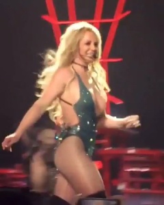 Britney Spears - Wardrobe Malfunction at Concert LasVegas  ( 0f6S50on
